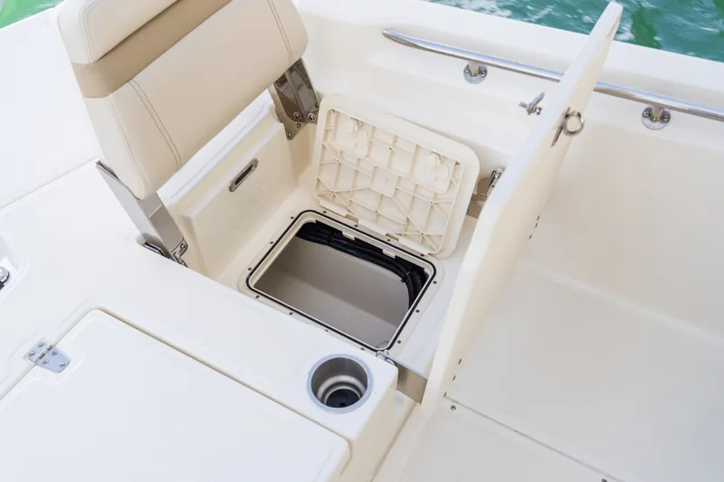 Slide: The Image of Boston Whaler 250 Dauntless 2024 - 59