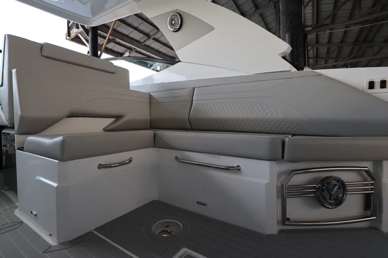 Slide: The Image of Cruisers 38 GLS Outboard 2026 - 18