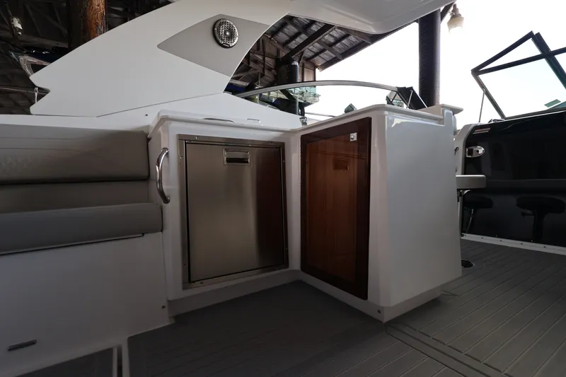 Slide: The Image of Cruisers 38 GLS Outboard 2026 - 20