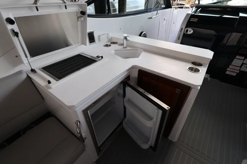 Slide: The Image of Cruisers 38 GLS Outboard 2026 - 21
