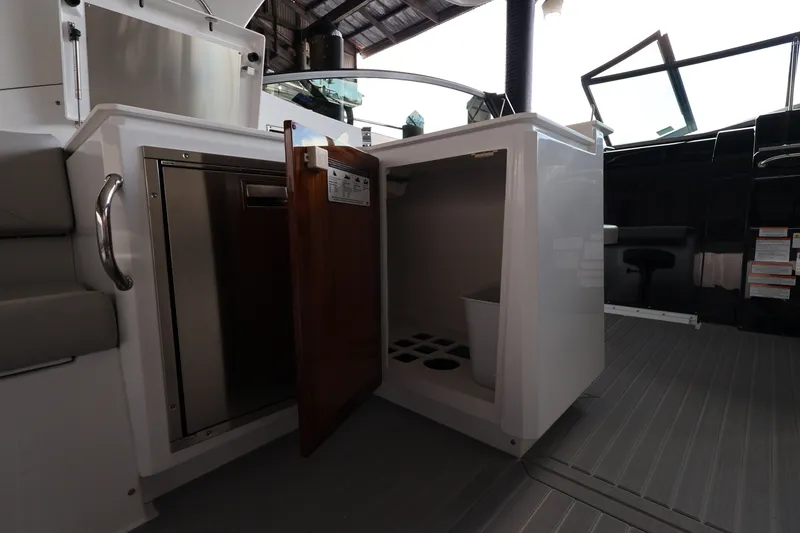 Slide: The Image of Cruisers 38 GLS Outboard 2026 - 22