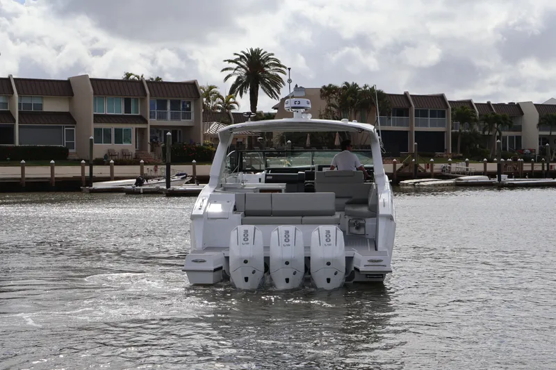 Slide: The Image of Cruisers 38 GLS Outboard 2026 - 4