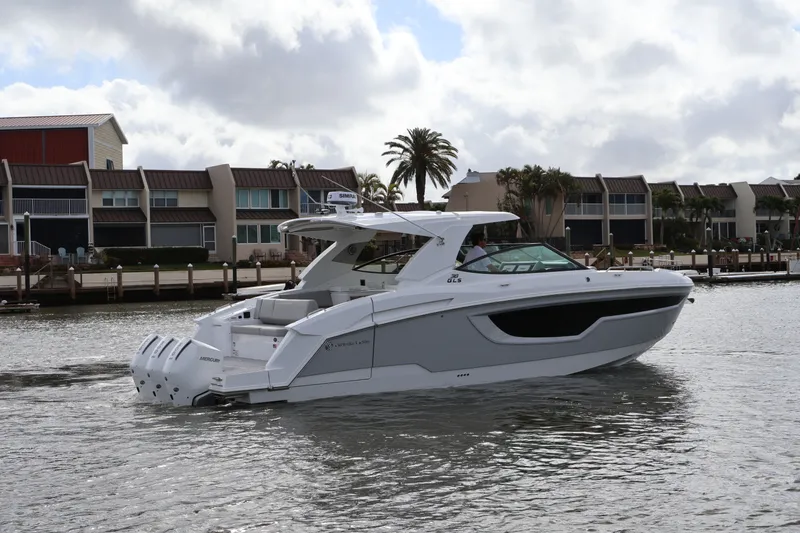 The Image of Cruisers 38 GLS Outboard 2026 - 7