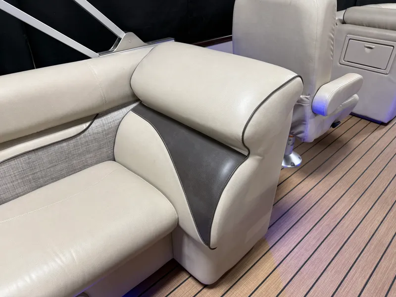 Slide: The Image of Premier 230 SOLARIS 2018 - 32