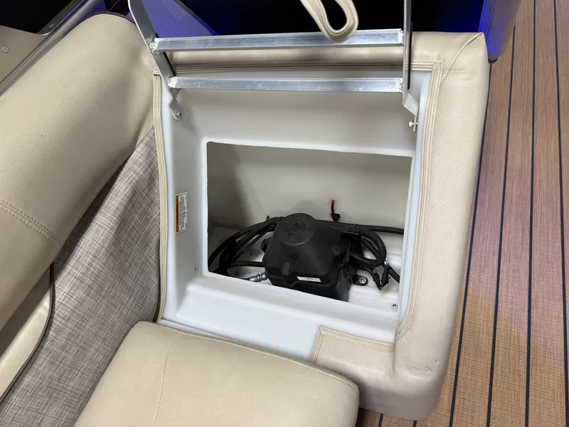 Slide: The Image of Premier 230 SOLARIS 2018 - 33