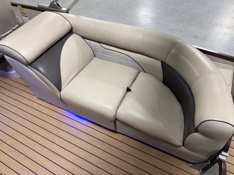 Slide: The Image of Premier 230 SOLARIS 2018 - 36