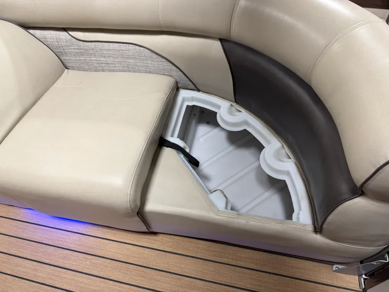 Slide: The Image of Premier 230 SOLARIS 2018 - 38