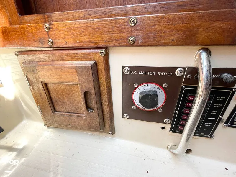 Slide: The Image of Battery Switch - 14668110