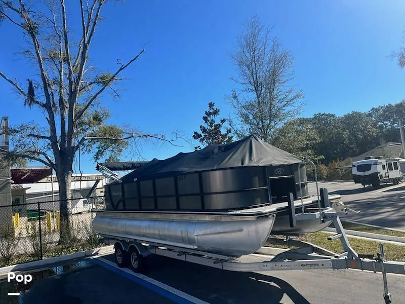 The Image of Bentley 220 FNC 2023 - 16232132