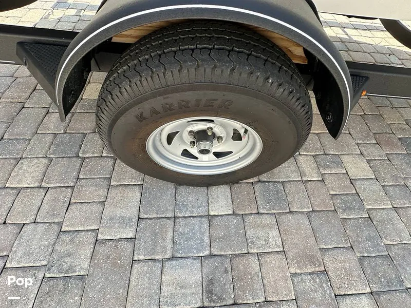 Slide: The Image of Tahoe T18 2023 - 14733378