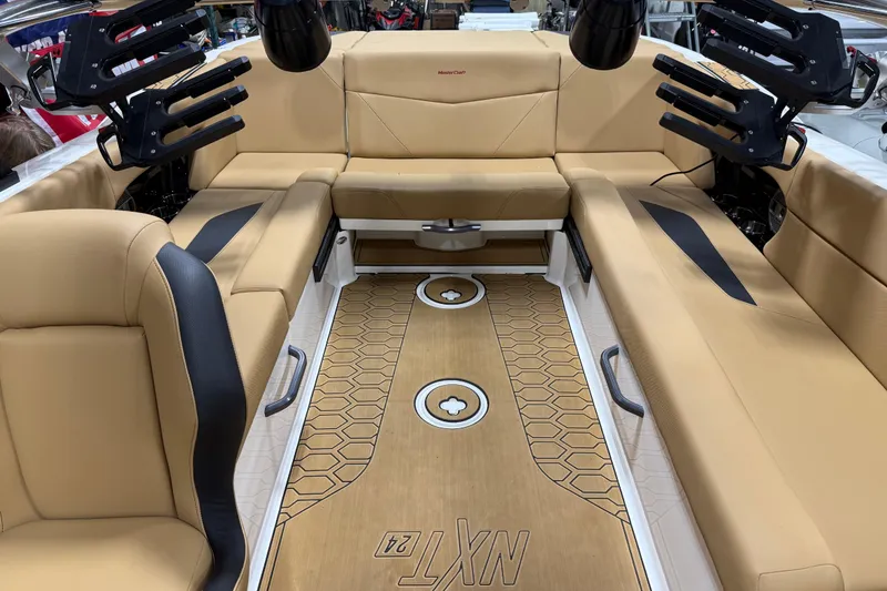 Slide: The Image of MasterCraft NXT24 2022 - 64