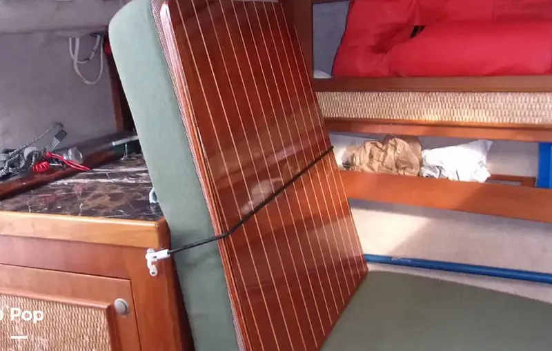 Slide: The Image of Pursuit Tiara 2500 1983 - 14921570