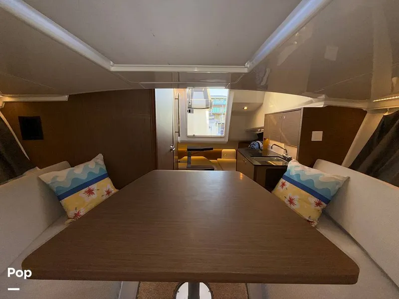 Slide: The Image of V Berth W/table - 15215345