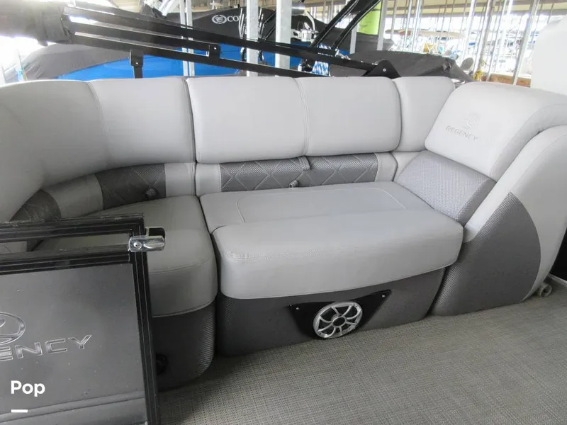 Slide: The Image of Regency 250 LE3 2023 - 15015788