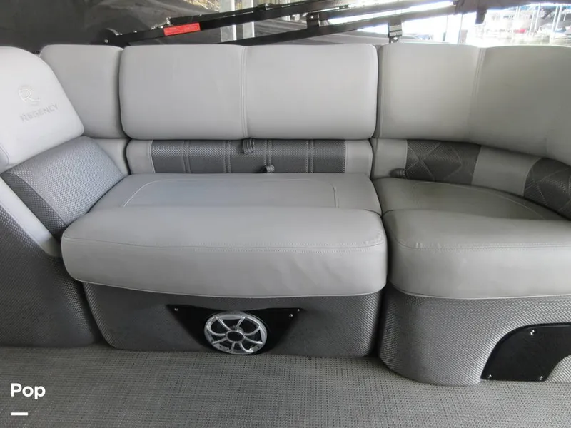 Slide: The Image of Regency 250 LE3 2023 - 15015790