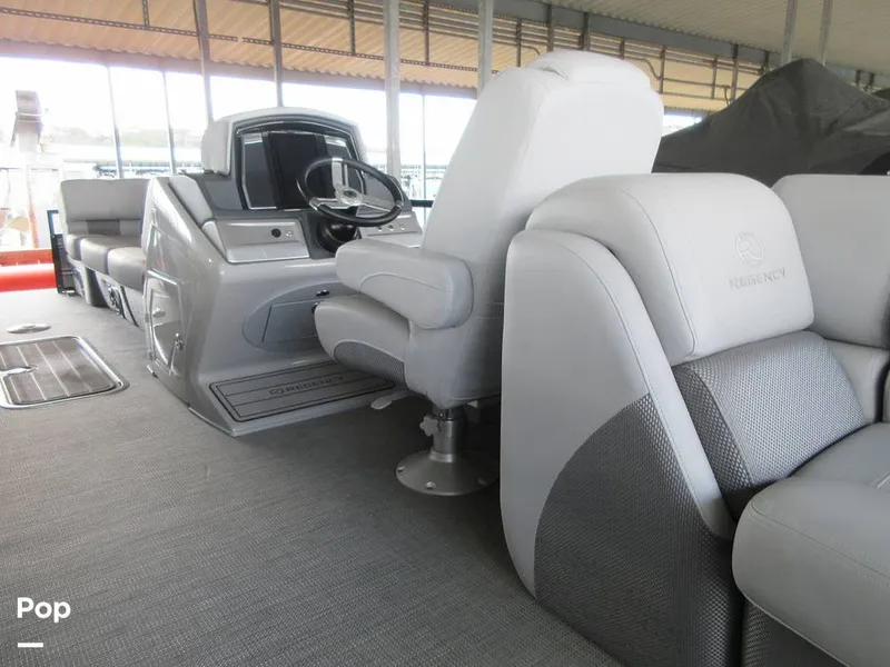 Slide: The Image of Regency 250 LE3 2023 - 15015791