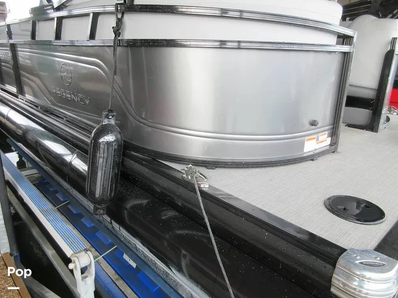 Slide: The Image of Regency 250 LE3 2023 - 15015680