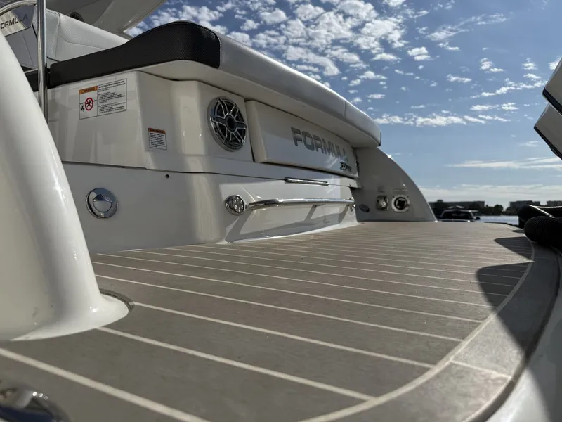 Slide: The Image of Formula 350 CROSSOVER BOWRIDER 2024 - 11