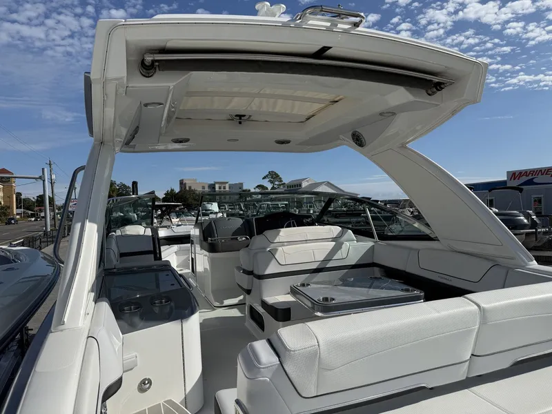 Slide: The Image of Formula 350 CROSSOVER BOWRIDER 2024 - 13