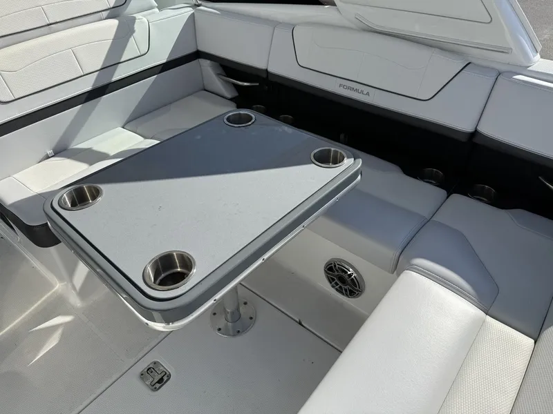 Slide: The Image of Formula 350 CROSSOVER BOWRIDER 2024 - 15