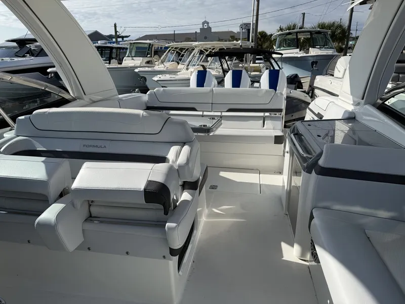 Slide: The Image of Formula 350 CROSSOVER BOWRIDER 2024 - 27