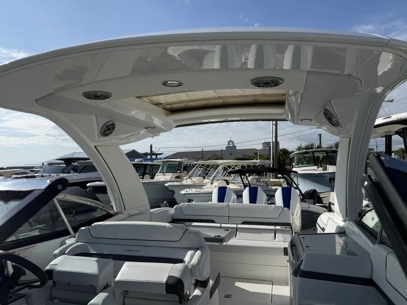 Slide: The Image of Formula 350 CROSSOVER BOWRIDER 2024 - 28