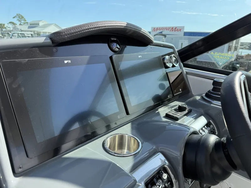 Slide: The Image of Formula 350 CROSSOVER BOWRIDER 2024 - 34