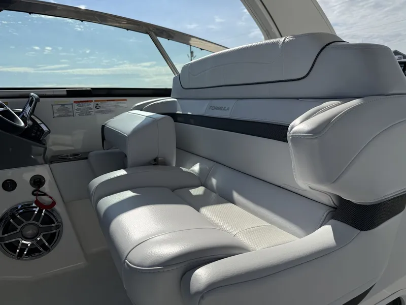 Slide: The Image of Formula 350 CROSSOVER BOWRIDER 2024 - 36