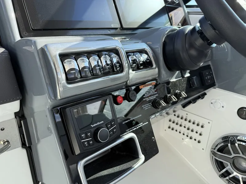 Slide: The Image of Formula 350 CROSSOVER BOWRIDER 2024 - 37