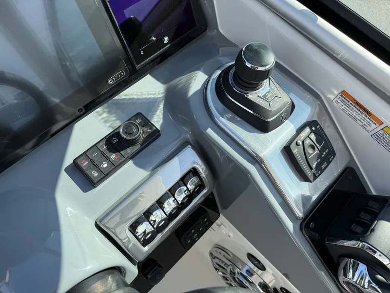 Slide: The Image of Formula 350 CROSSOVER BOWRIDER 2024 - 38