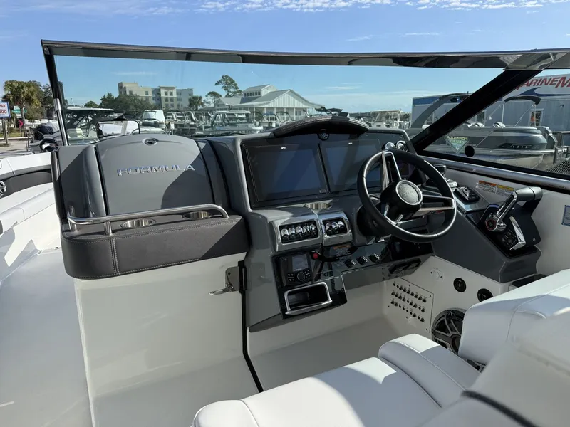 Slide: The Image of Formula 350 CROSSOVER BOWRIDER 2024 - 39