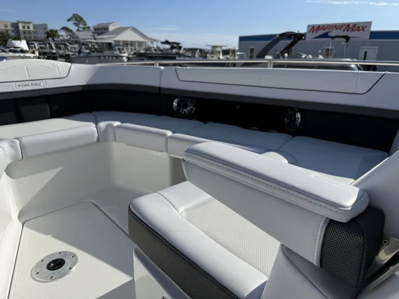 Slide: The Image of Formula 350 CROSSOVER BOWRIDER 2024 - 41
