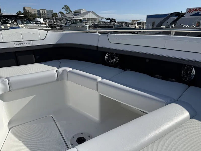 Slide: The Image of Formula 350 CROSSOVER BOWRIDER 2024 - 42