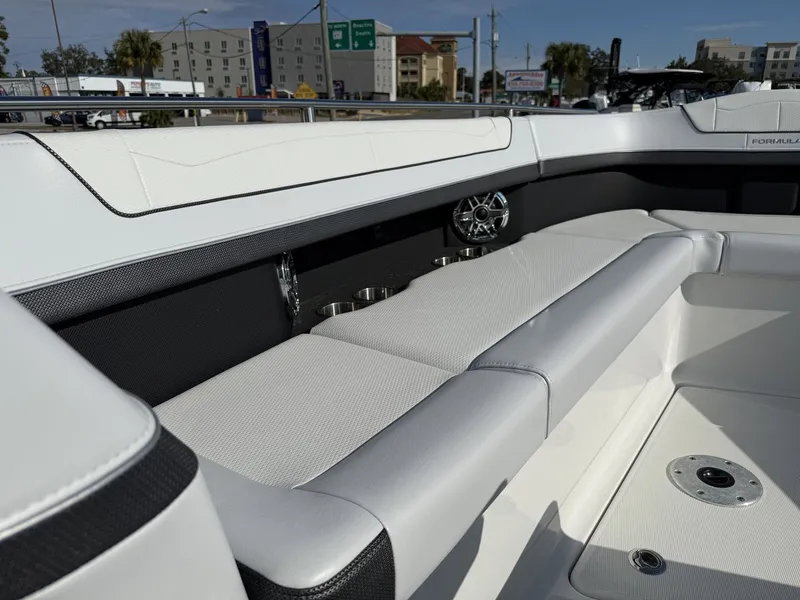 Slide: The Image of Formula 350 CROSSOVER BOWRIDER 2024 - 47