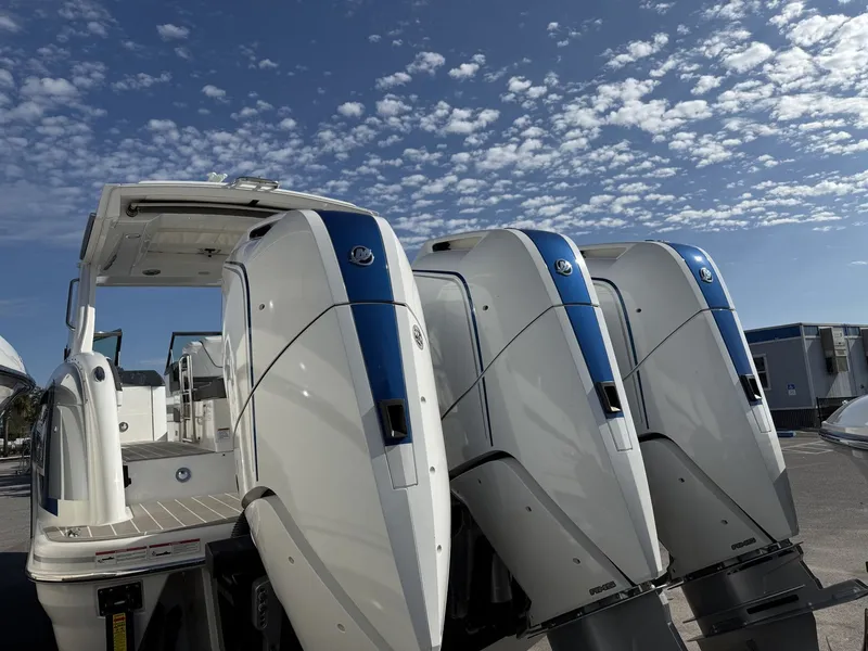 Slide: The Image of Formula 350 CROSSOVER BOWRIDER 2024 - 7