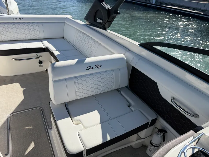 Slide: The Image of Sea Ray 270 SDX OUTBOARD 2021 - 8