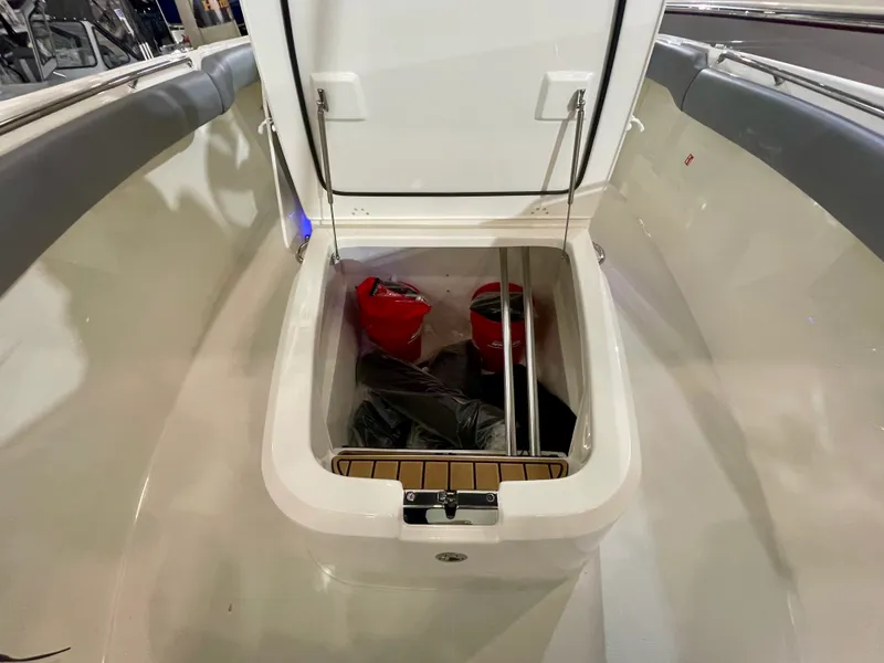 Slide: The Image of Boston Whaler 280 Outrage 2026 - 13