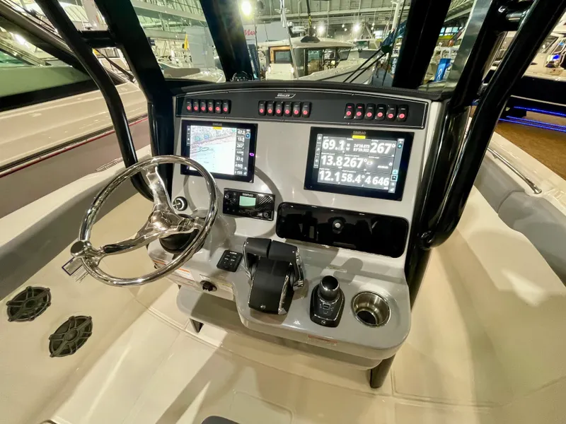 Slide: The Image of Boston Whaler 280 Outrage 2026 - 8