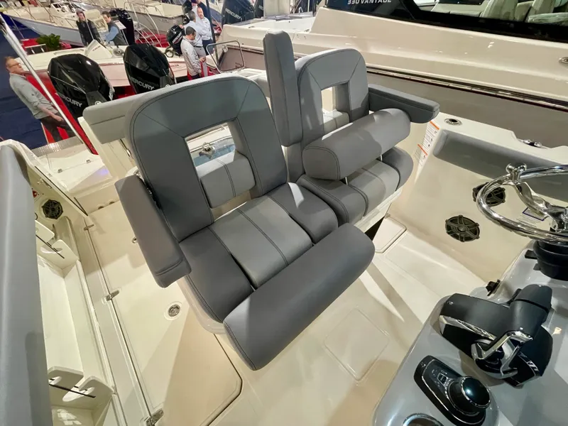 Slide: The Image of Boston Whaler 280 Outrage 2026 - 9