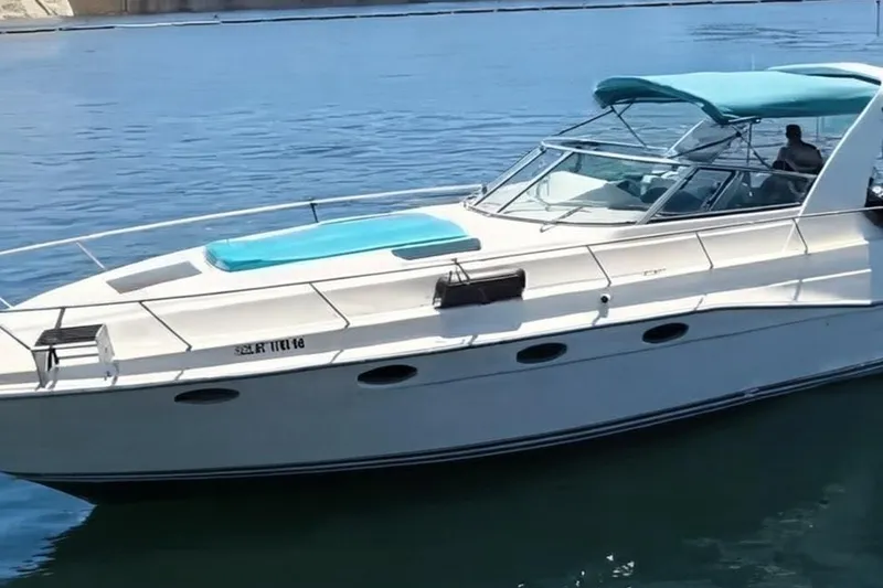 Slide: The Image of White leather seat on 1994 Cruisers Yachts 3675 Esprit boat, with sunlight and shadow. - 31