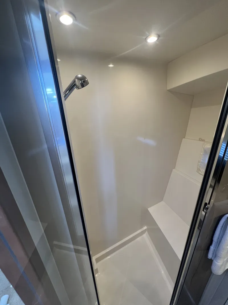 Slide: The Image of Carver 37 COUPE 2018 - 9