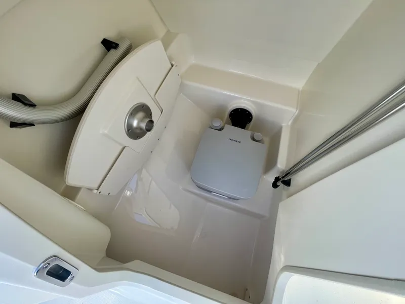 Slide: The Image of Boston Whaler 210 Vantage 2026 - 11