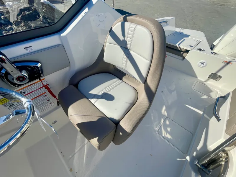 Slide: The Image of Boston Whaler 210 Vantage 2026 - 13