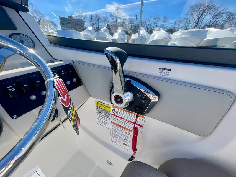 Slide: The Image of Boston Whaler 210 Vantage 2026 - 15