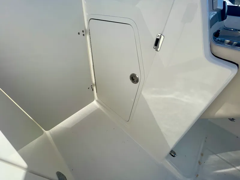 Slide: The Image of Boston Whaler 210 Vantage 2026 - 17