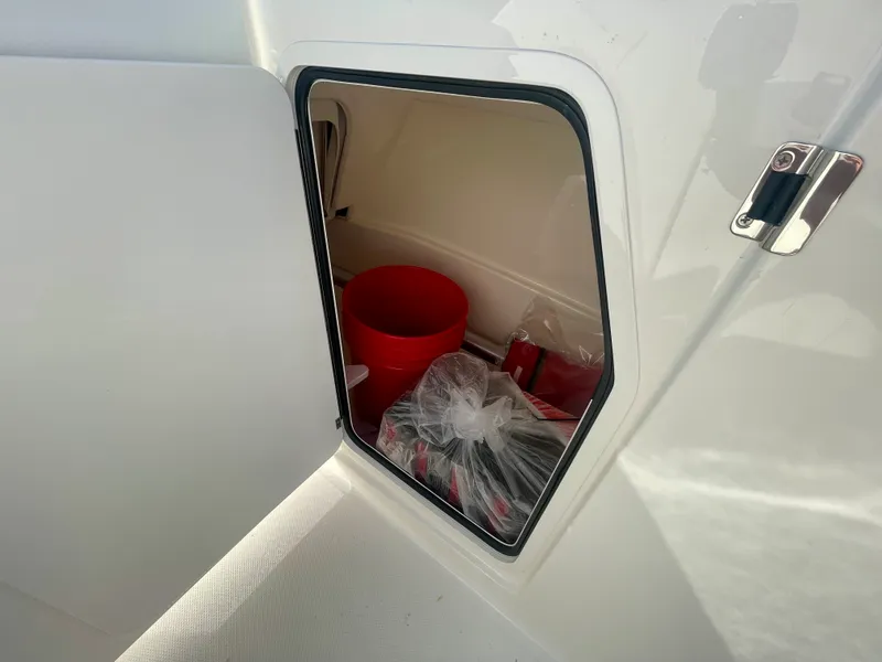 Slide: The Image of Boston Whaler 210 Vantage 2026 - 18