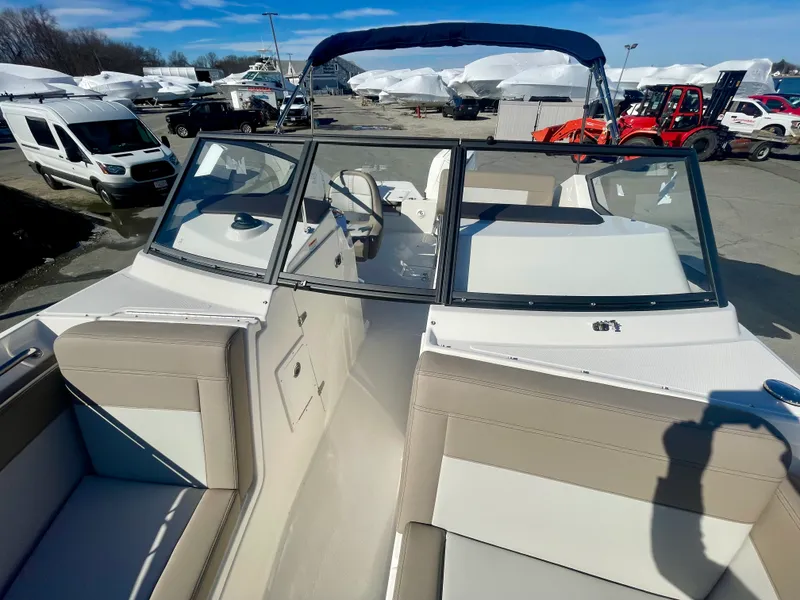 Slide: The Image of Boston Whaler 210 Vantage 2026 - 19