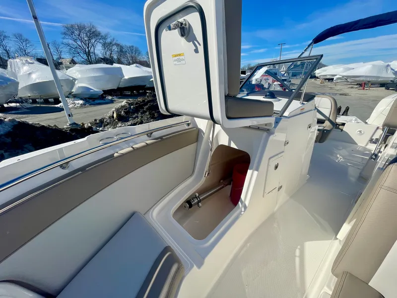 Slide: The Image of Boston Whaler 210 Vantage 2026 - 23