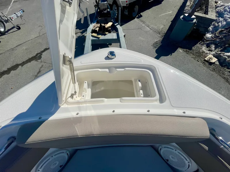 Slide: The Image of Boston Whaler 210 Vantage 2026 - 25