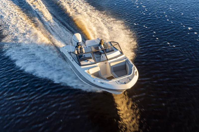 Slide: The Image of Boston Whaler 210 Vantage 2026 - 4